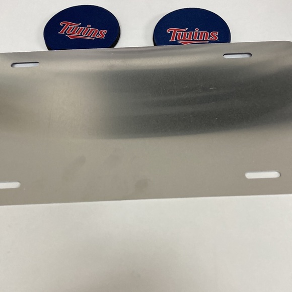 Minnesota Twins License Plate With Cup Holder Inserts - Picture 4 of 4